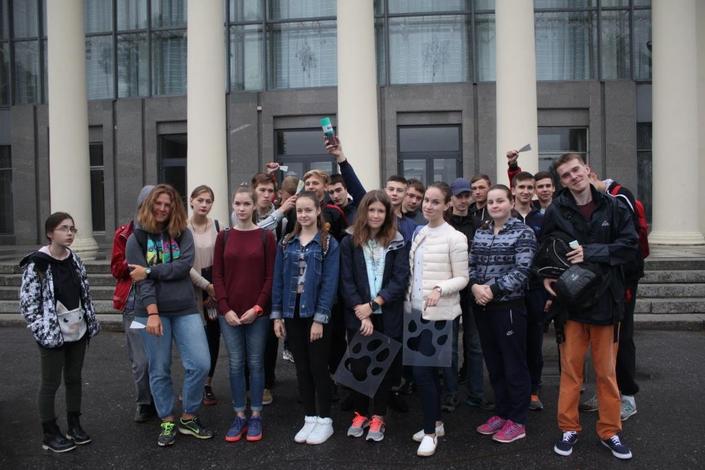 В Колпинском районе проходит молодежная акция по очистке улиц от несанкционированной рекламы