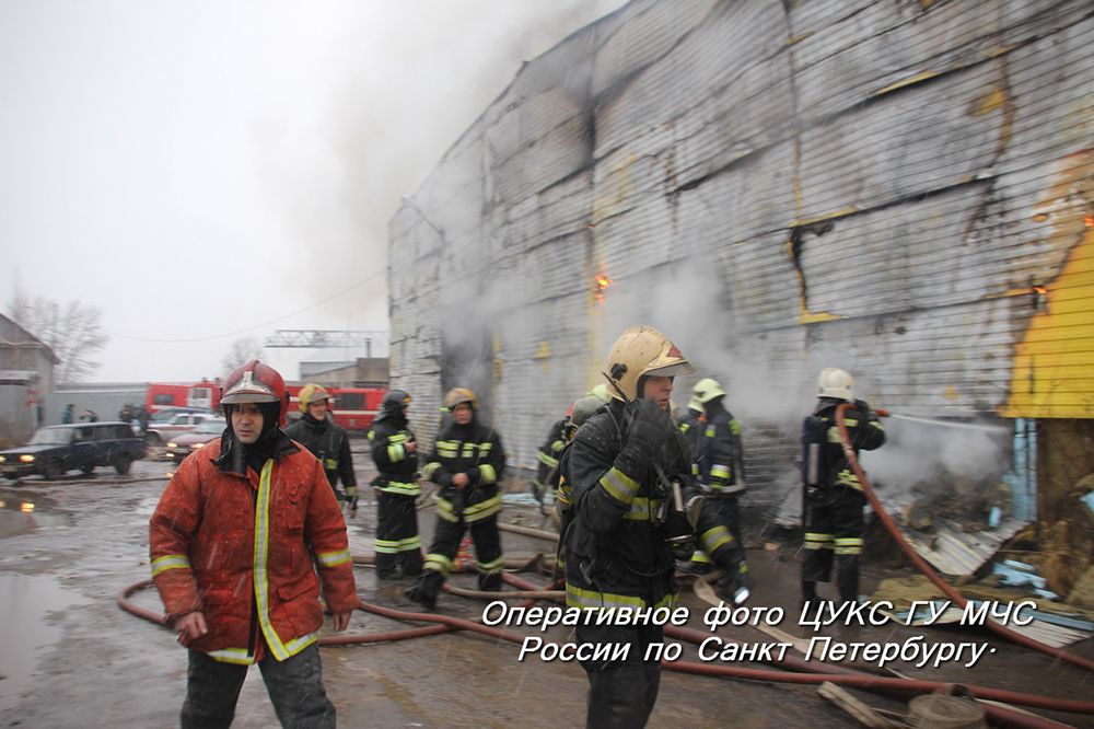 Фоторепортаж с места пожара в Колпинском районе Санкт-Петербурга