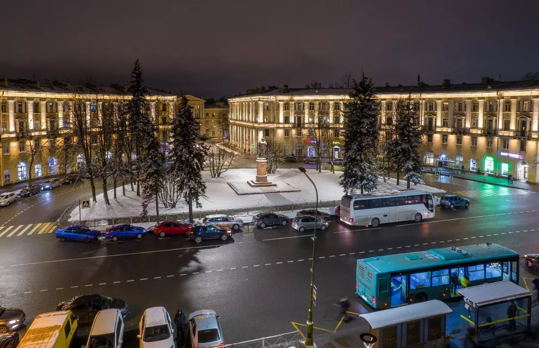 На Привокзальной площади в Колпино установили художественную подсветку
