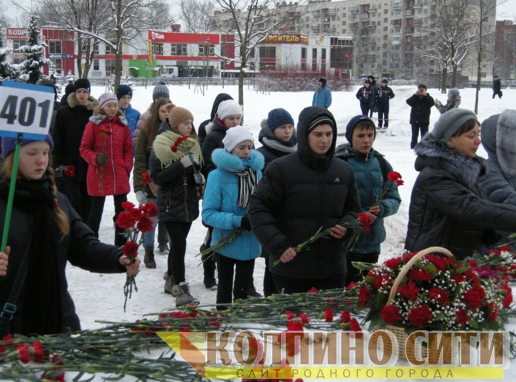 Мемориальное воинское захоронение на улице Веры Слуцкой. Возложение цветов и митинг. Фото