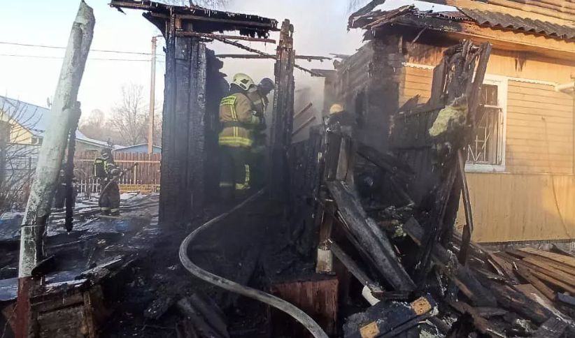 Мужчина и женщина пострадали при пожаре в доме в Колпино.