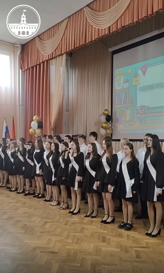 24 мая для более 700 одиннадцатиклассников Колпинского района прозвенел Последний звонок