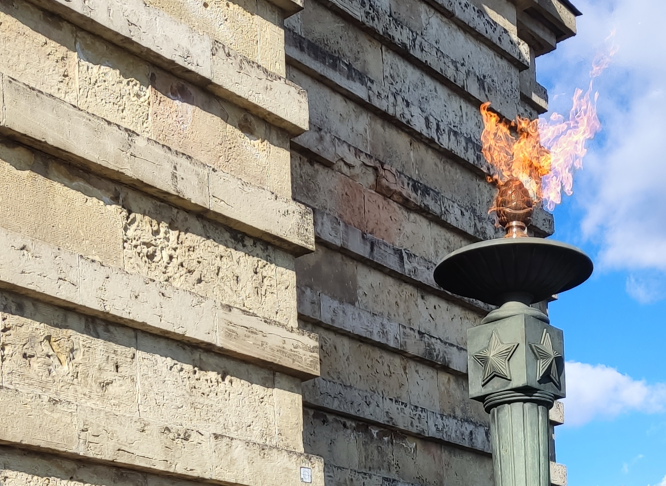 В честь 83-й годовщины прорыва блокады Ленинграда будут гореть факелы на мемориальной доске воинам-ижорцам