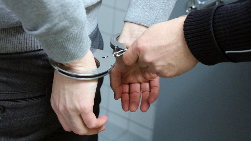 В Колпинском районе правоохранители нашли молодого дебошира, избившего случайного прохожего В Колпинском районе правоохранители нашли молодого дебошира, избившего случайного прохожего