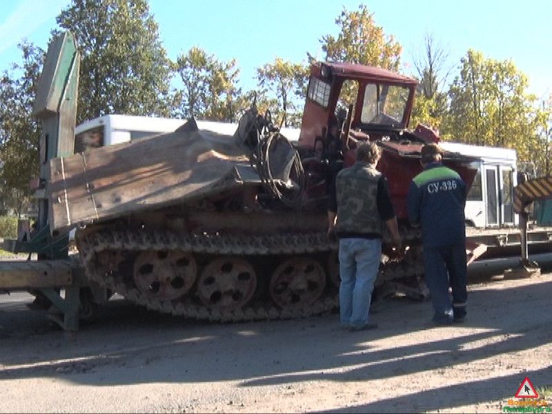 На улице Танкистов трал чуть не потерял трактор на повороте.  