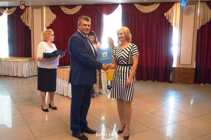 Глава района Анатолий Повелий поздравил работников сферы потребительского рынка Колпинского района