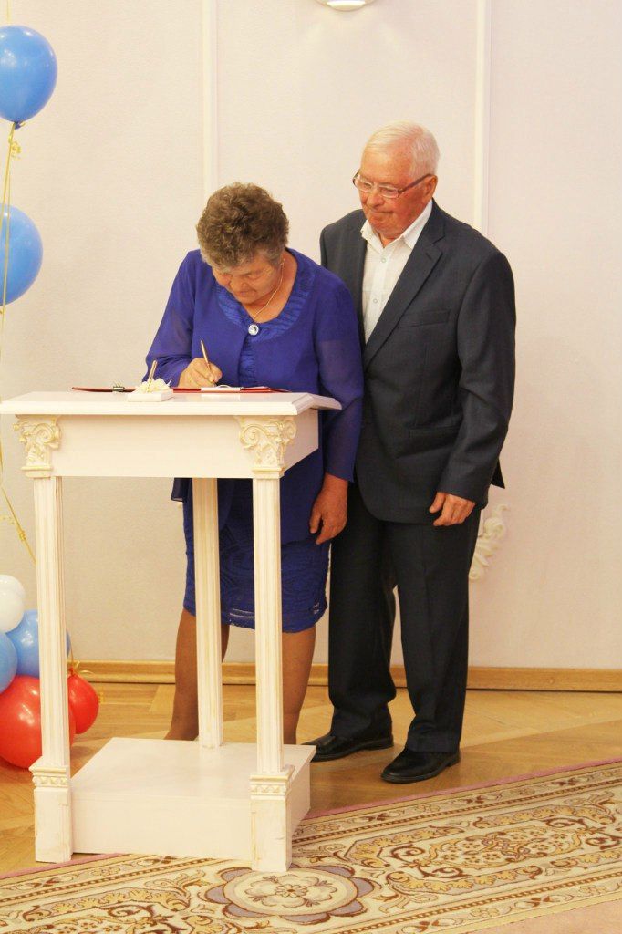 Глава Колпинского района Анатолий Повелий  поздравил юбиляров супружеской жизни