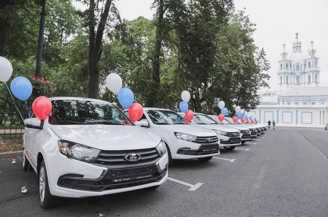 В Петербурге ветераны СВО получили специально оборудованные автомобили