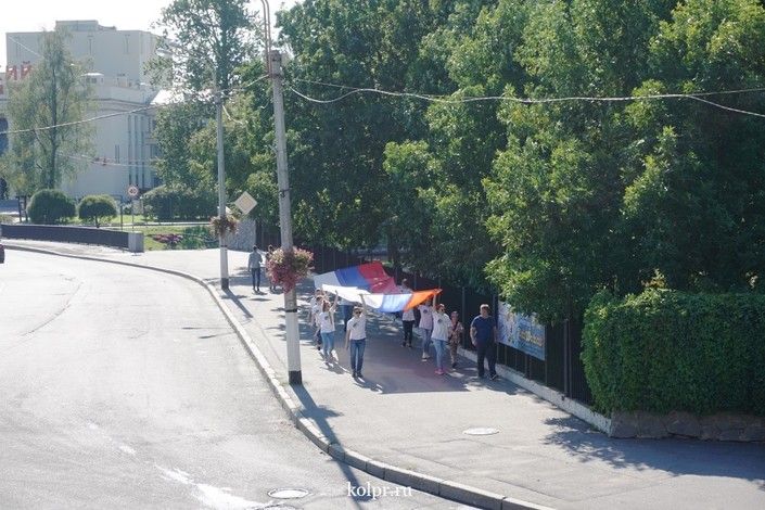 В честь Дня государственного флага РФ в Колпинском районе прошла уличная молодежная акция