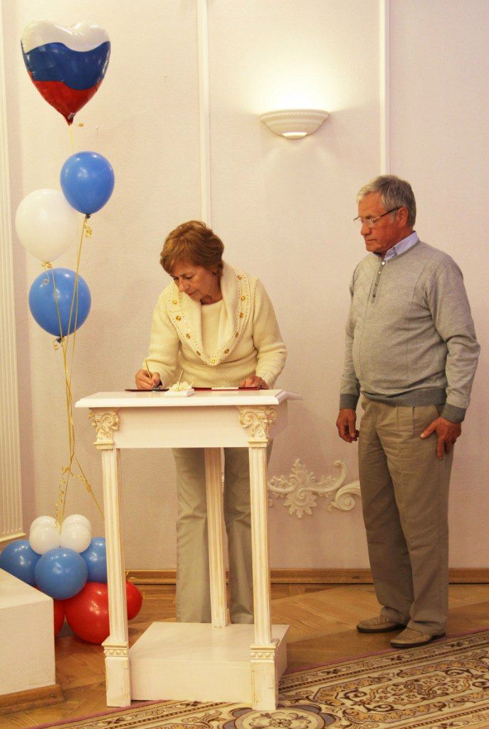 Глава Колпинского района Анатолий Повелий  поздравил юбиляров супружеской жизни