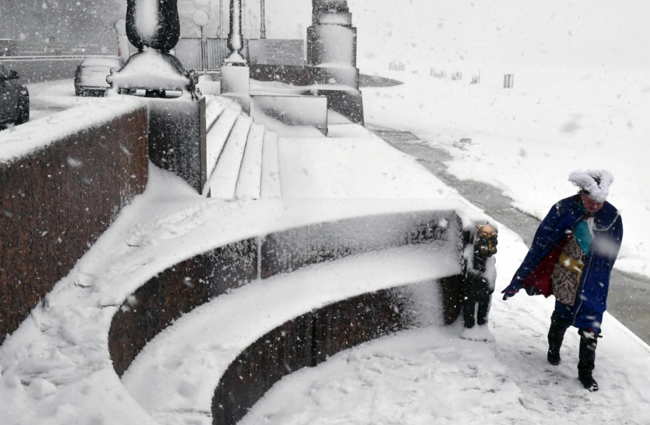 Из-за снега и обледенения в Петербурге объявлен «желтый» уровень погодной опасности