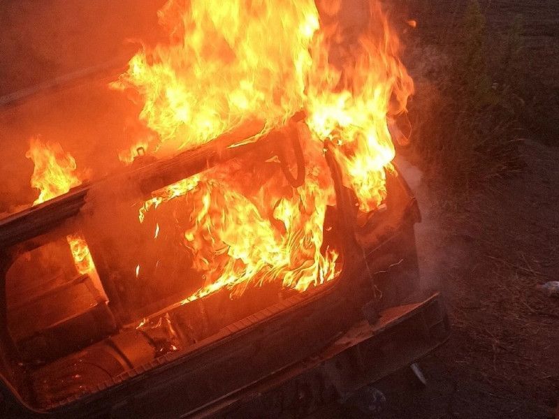В Понтонном на Заводской улице сгорел автомобиль В Понтонном на Заводской улице сгорел автомобиль