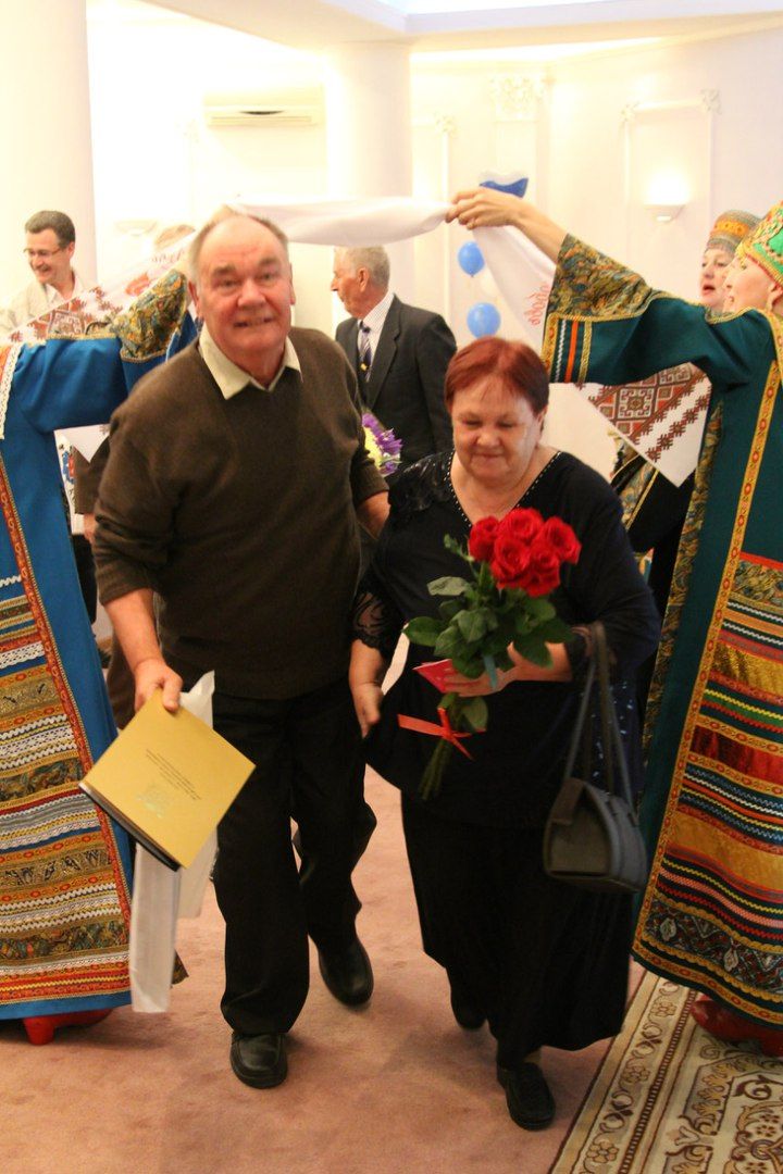 Глава Колпинского района Анатолий Повелий  поздравил юбиляров супружеской жизни