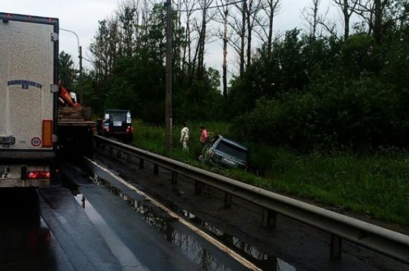 Объезд пробки на Колпинском шоссе закончился для «Рендж Ровера» канавой