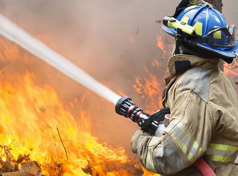 Пожарные больше часа тушили пламя, вспыхнувшее в&nbsp;бесхозном доме в&nbsp;Колпино