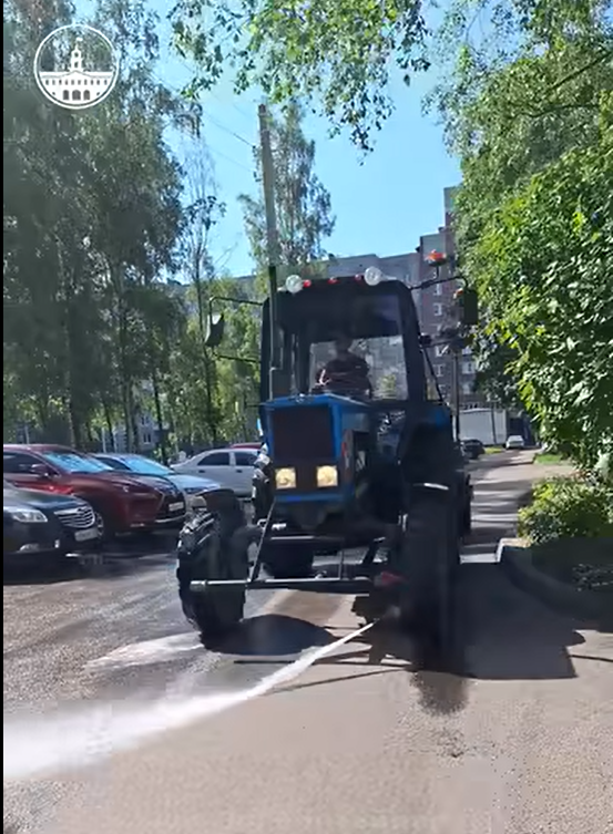 В Колпинском районе проводят влажную уборку дворов