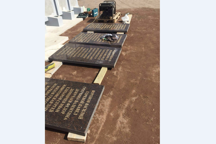 ФОТО: Глава района Анатолий Повелий проинспектировал ход работ по реконструкции Стены памяти работников УИФК в поселке Понтонный