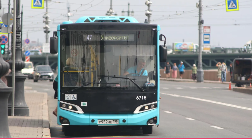 Ограничения транспорта введут в трёх районах Петербурга из-за женского форума