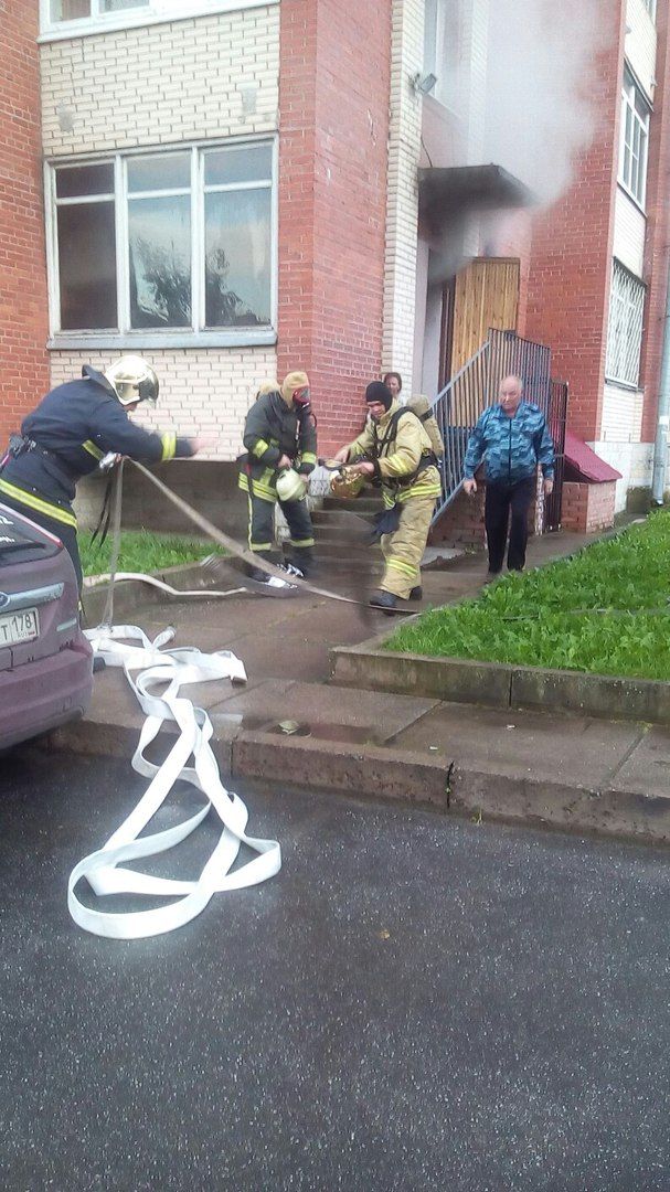 Колпинцы спасли людей на пожаре