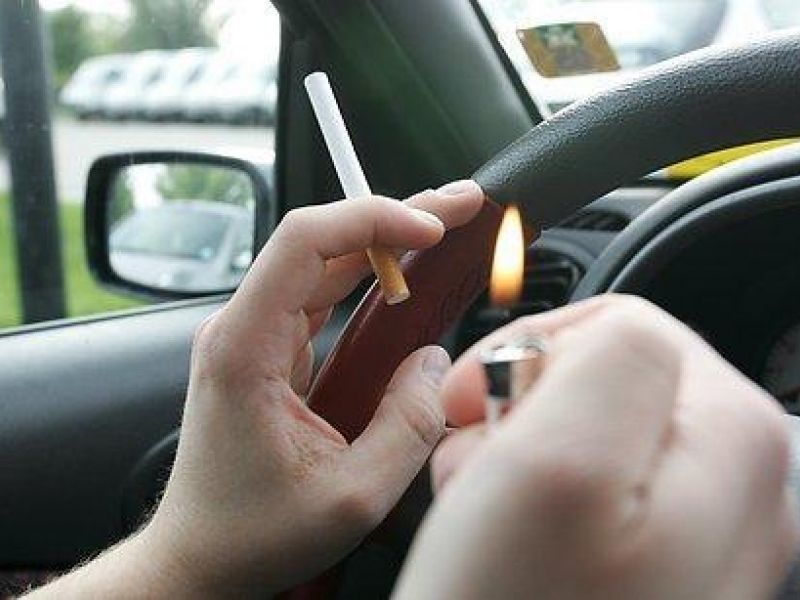 Госдуму попросили запретить курение за рулем
