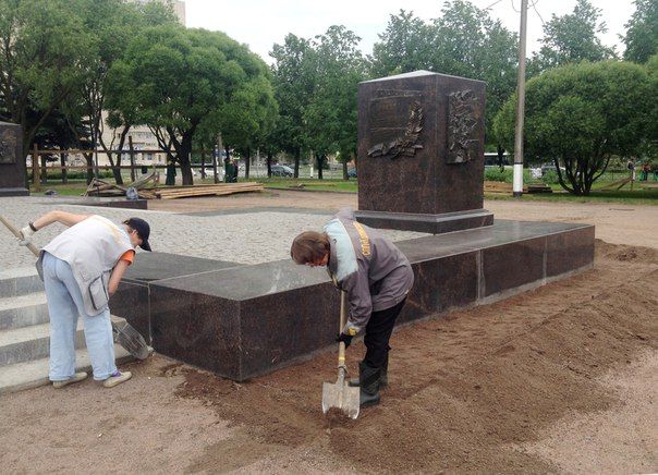 Началось благоустройство у стелы