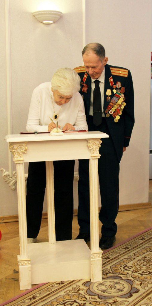 Глава Колпинского района Анатолий Повелий  поздравил юбиляров супружеской жизни