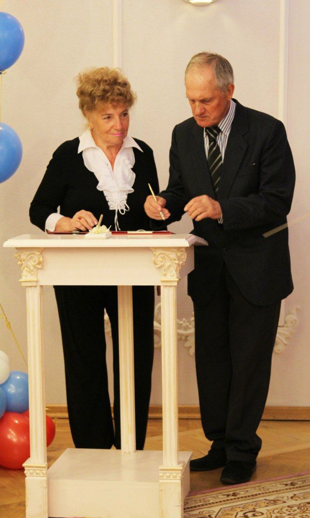 Глава Колпинского района Анатолий Повелий  поздравил юбиляров супружеской жизни