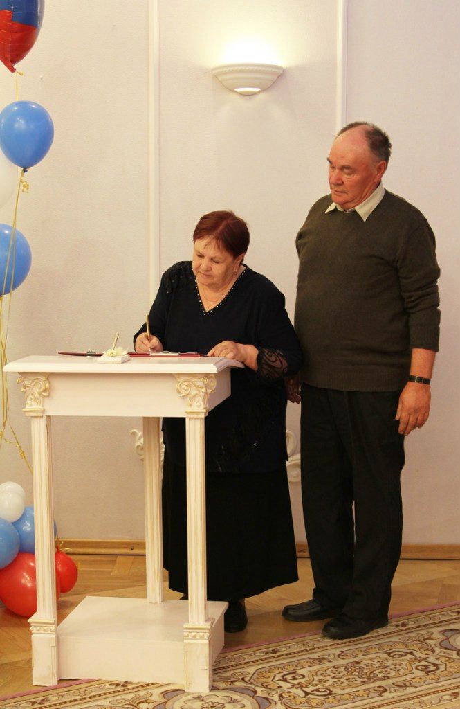 Глава Колпинского района Анатолий Повелий  поздравил юбиляров супружеской жизни