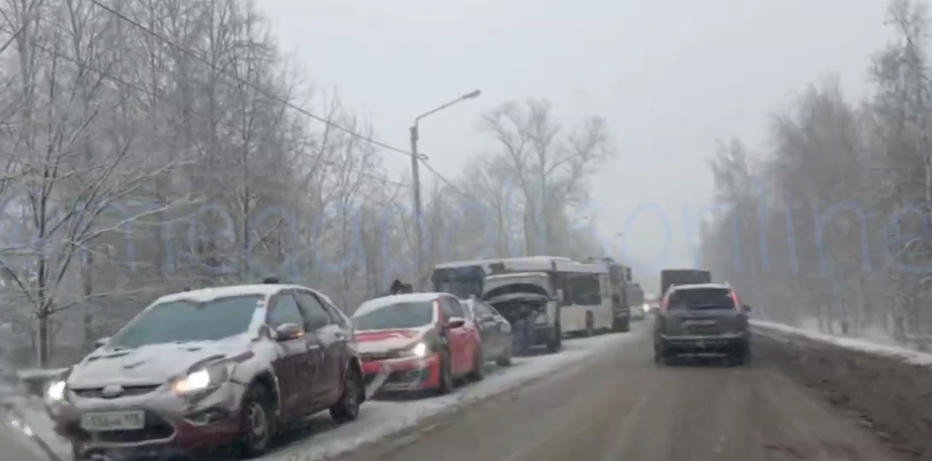 В Колпинском районе в массовом ДТП с автобусом пострадали три человека