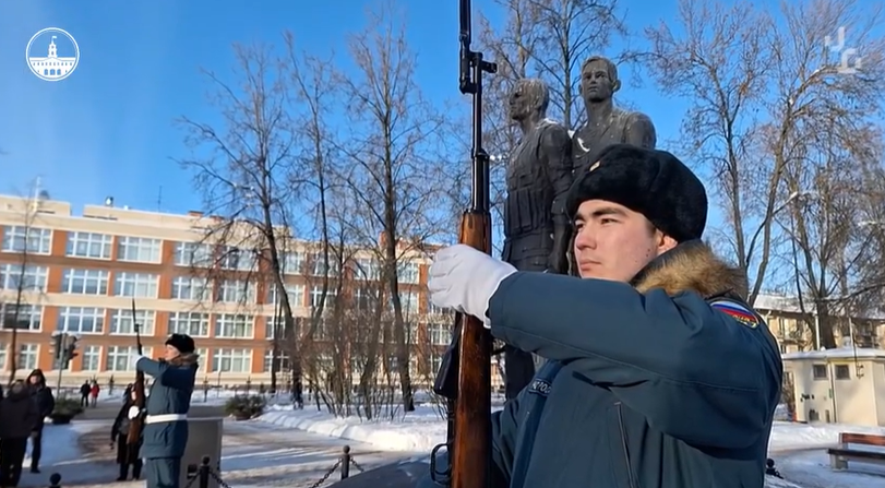 В сквере Защитников Отечества состоялось торжественно-траурное мероприятие