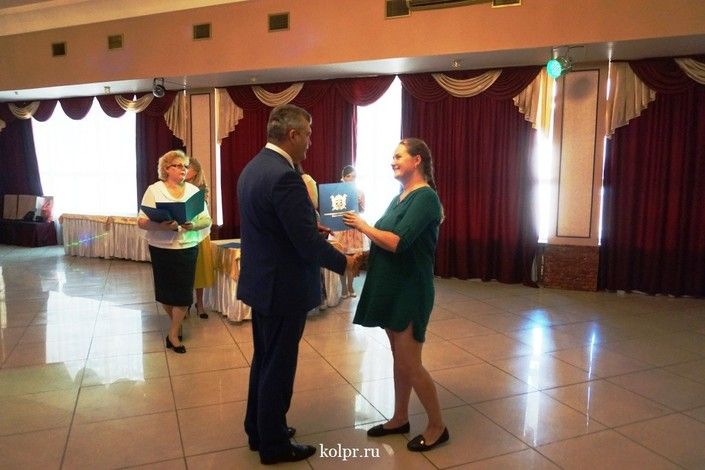 Глава района Анатолий Повелий поздравил работников сферы потребительского рынка Колпинского района