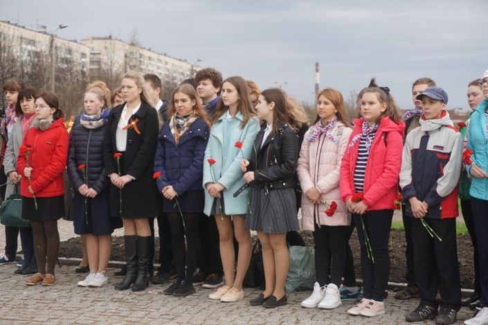 В Колпинском районе прошла торжественная церемония передачи Вечного огня в рамках проекта «Честь и Достоинство»