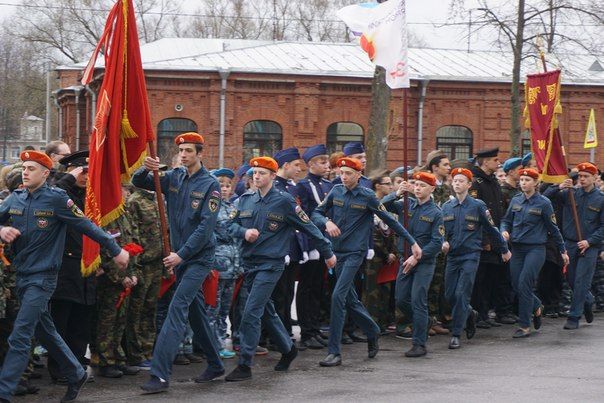 Более 300 колпинских юнармейцев отправились на финальные игры «Зарница-2016»