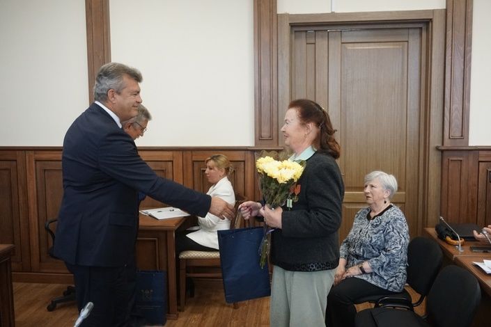 Глава района Анатолий Повелий вручил ордера на новые квартиры жительницам блокадного Ленинграда