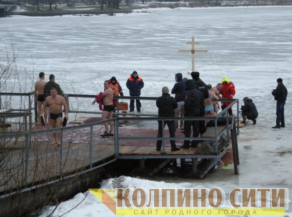 Крещенское &quot;моржевание&quot; у Свято-Троицкого собора