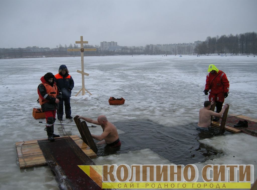 Крещенское &quot;моржевание&quot; у Свято-Троицкого собора