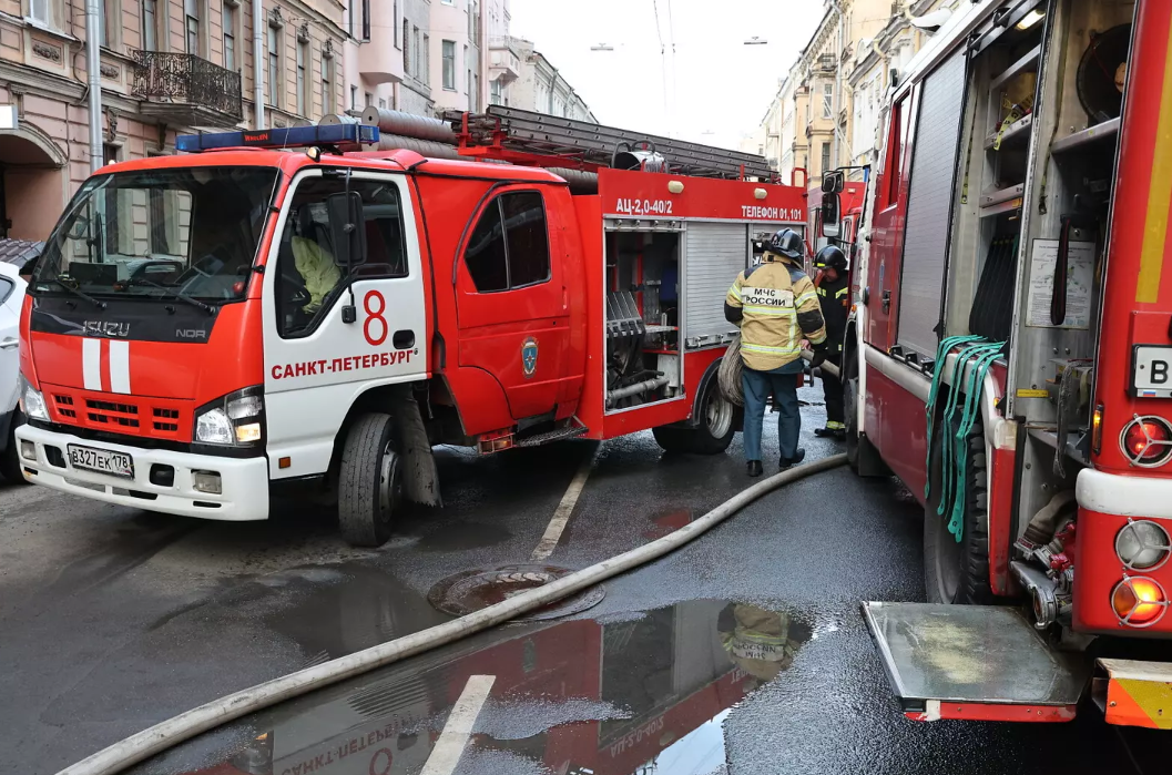 Два человека пострадали при пожаре в Колпинском районе