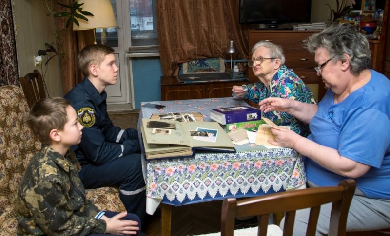 Во Всемирный день гражданской обороны сотрудники МЧС Колпинского района и юные спасатели побывали в гостях у почетного ветерана службы