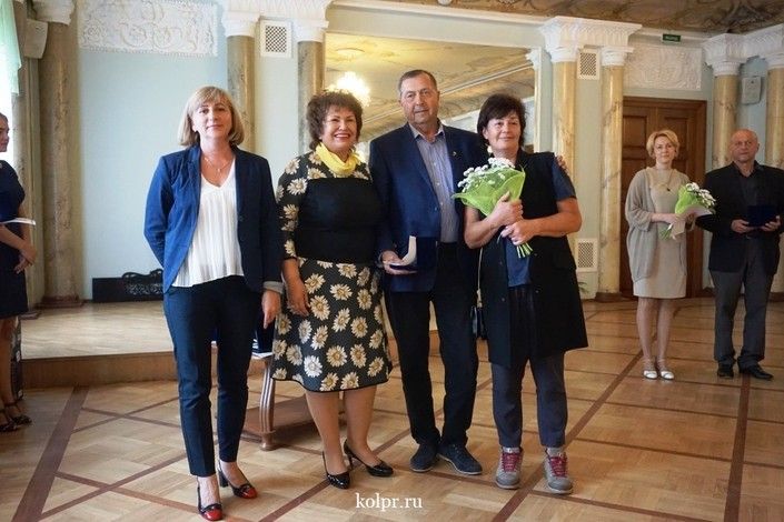 Накануне Дня семьи, любви и верности в Колпинском районе поздравили юбиляров супружеской жизни