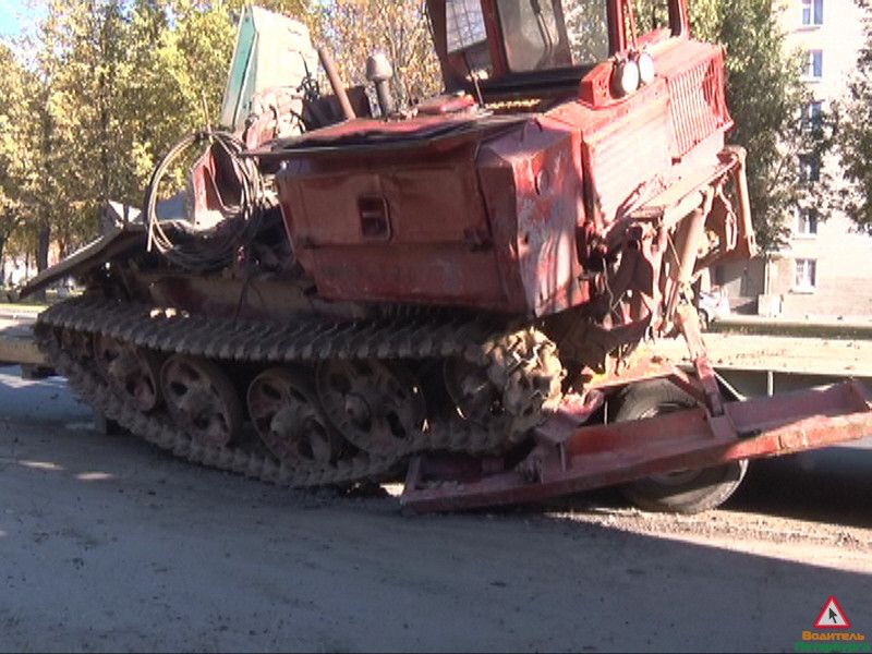 На улице Танкистов трал чуть не потерял трактор на повороте.  