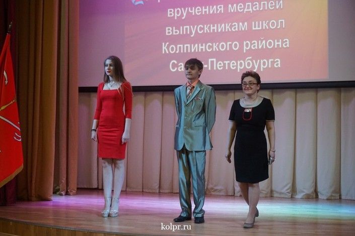 В Колпинском районе награды «За особые успехи в учении» получил 51 выпускник
