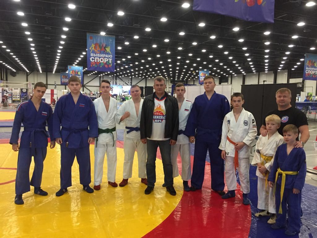 Колпинский район принял участие в общегородской акции «Выбираю спорт!»