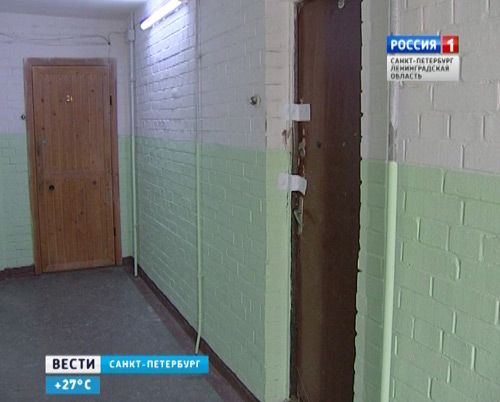В Колпино коммунальщики не могут привести в порядок квартиру, где месяц пролежал труп