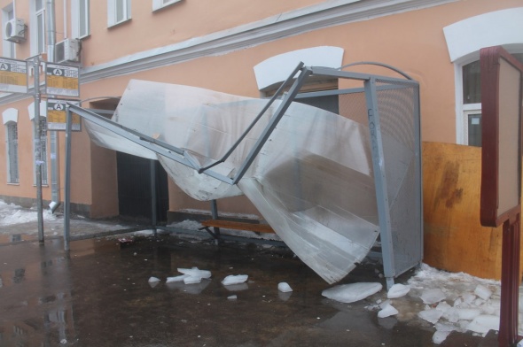 В Колпино ледяная глыба с крыши разрушила остановку (ФОТО)