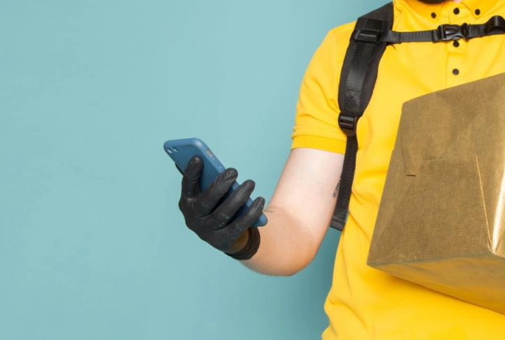 Подарок со вкусом обмана: мошенники придумали новую схему под видом доставки