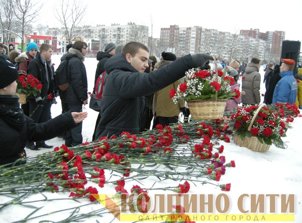 Мемориальное воинское захоронение на улице Веры Слуцкой. Возложение цветов и митинг. Фото