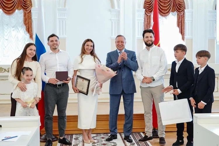 В День семьи, любви и верности Александр Беглов вручил государственные награды многодетным семьям В День семьи, любви и верности Александр Беглов вручил государственные награды многодетным семьям