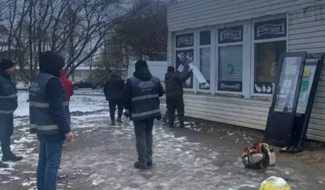 В поселке Металлострой сносят незаконный торговый павильон