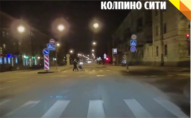 Видео: парочка с&nbsp;коляской переходят проспект Ленина на&nbsp;&laquo;красный&raquo;