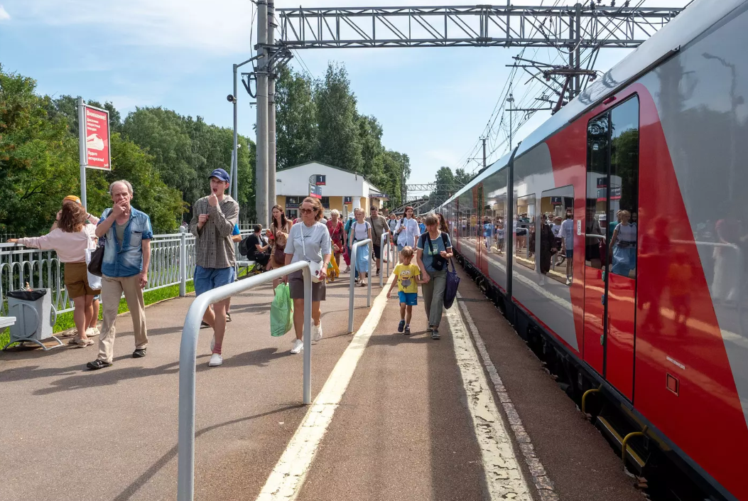 Из Петербурга запустят дополнительные электрички на побережье из-за жары